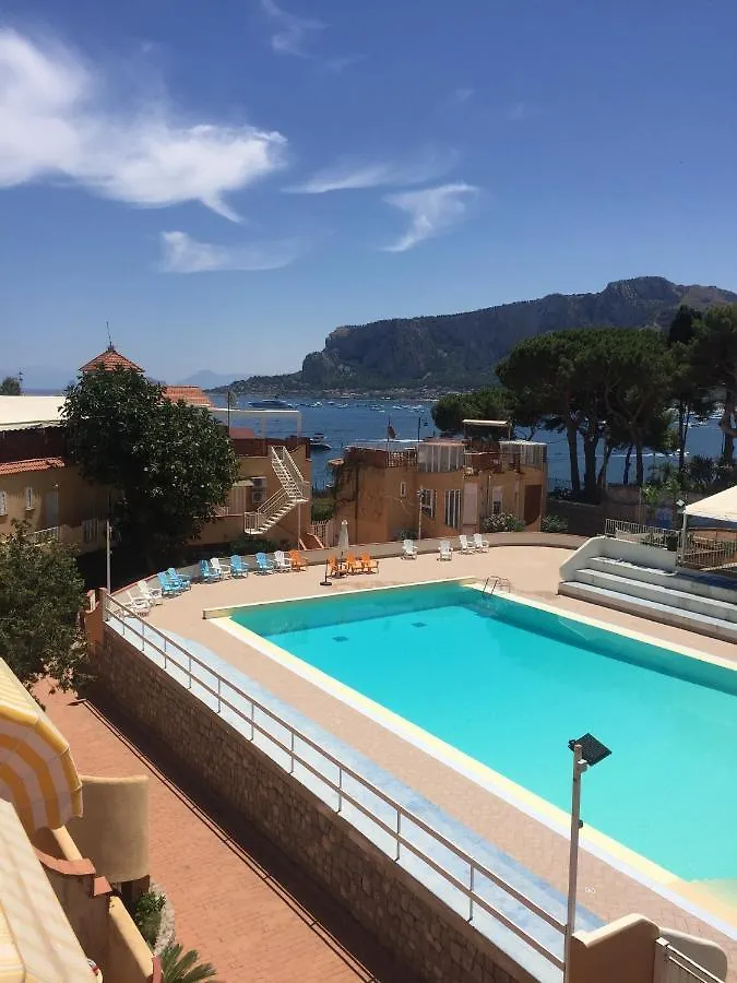 Ashur mondello Palermo 2*,  Italia