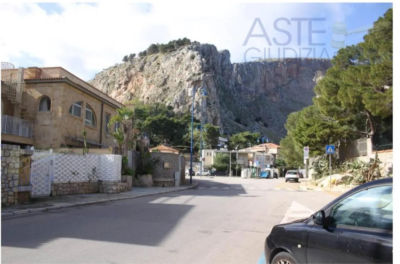 Ashur Mondello Palermo 2*,  İtalya