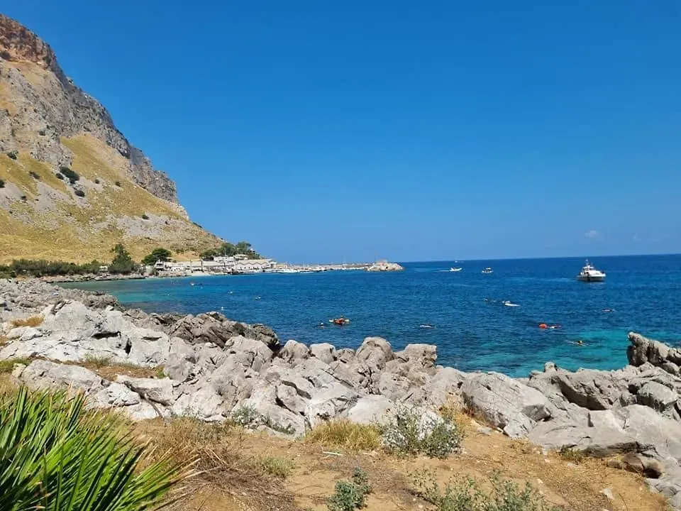 ** Apart Otel Ashur Mondello Palermo İtalya